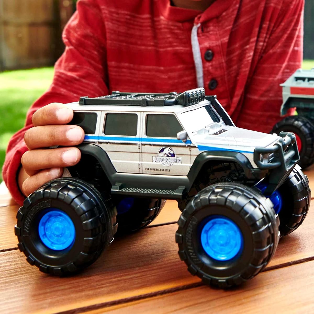 Jurassic World Dominion 1:24 Scale Vehicle, '14 Mercedes-Benz G 550 Truck with — view 4